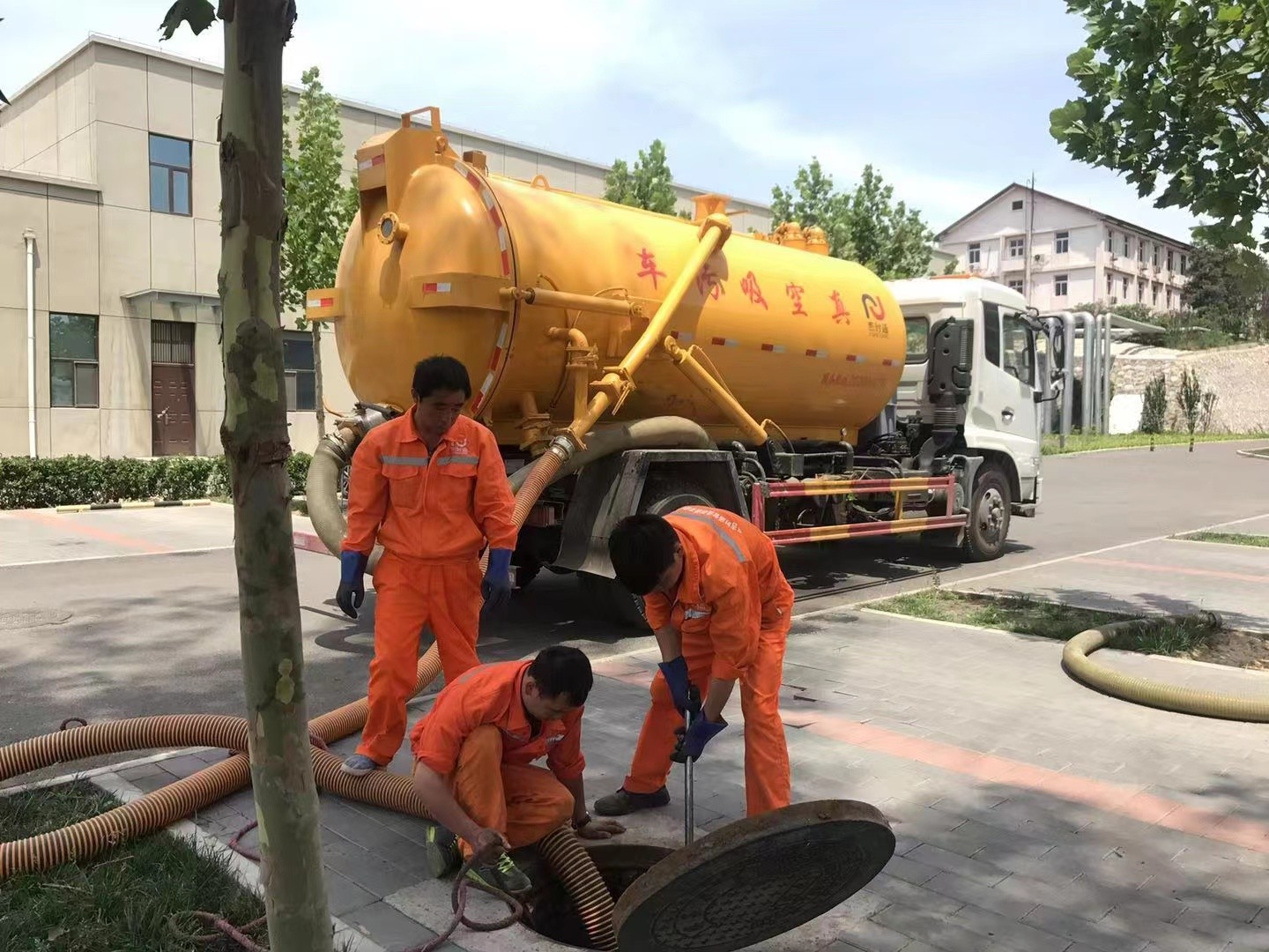 杨林街道化粪池清理与5-8吨吸粪车施工效率分析